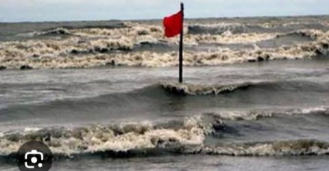 বঙ্গোপসাগরে নিম্নচাপ, অস্বাভাবিক জোয়ারের পানিতে নিম্নাঞ্চল প্লাবিত ৩ নম্বর সতর্কতা সংকেত