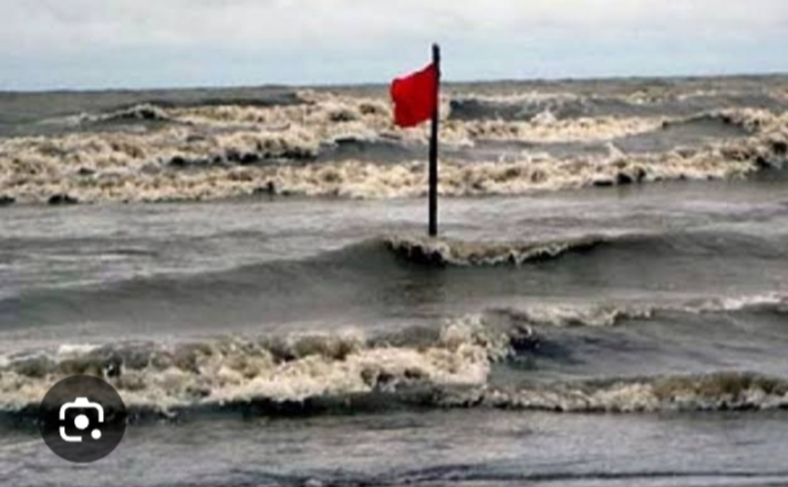 বঙ্গোপসাগরে নিম্নচাপ, অস্বাভাবিক জোয়ারের পানিতে নিম্নাঞ্চল প্লাবিত ৩ নম্বর সতর্কতা সংকেত