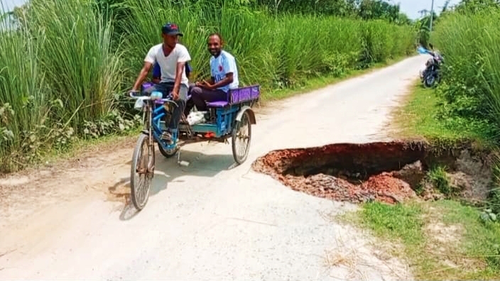 জয়পুরহাটের পাঁচবিবিতে রাস্তা ভেঙে যাওয়ায় চলাচলে দুর্ভোগ জয়পুরহাটের পাঁচবিবিতে রাস্তা ভেঙে যাওয়ায় চলাচলে দুর্ভোগ
