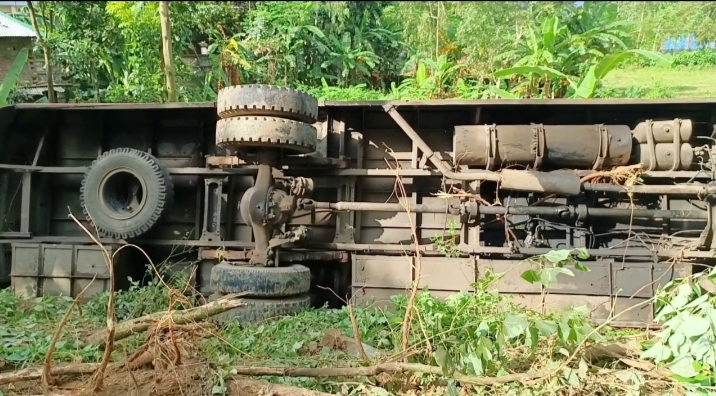 দিনাজপুরের বীরগঞ্জে ভয়াবহ সড়ক দুর্ঘটনায় প্রাণ গেল ১ জনের, আহত অন্তত ১০