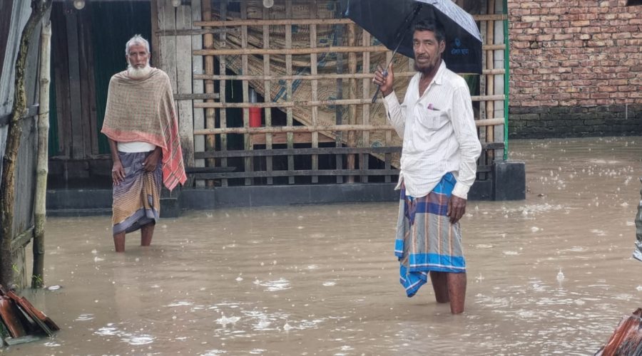 খুলনার ডুমুরিয়ায় টিপনা ড্রেনের ব্যবস্থা না থাকায় বৃষ্টির পানিতে তলিয়েছে ঘর বাড়ি খুলনার ডুমুরিয়ায় টিপনা ড্রেনের ব্যবস্থা না থাকায় বৃষ্টির পানিতে তলিয়েছে ঘর বাড়ি
