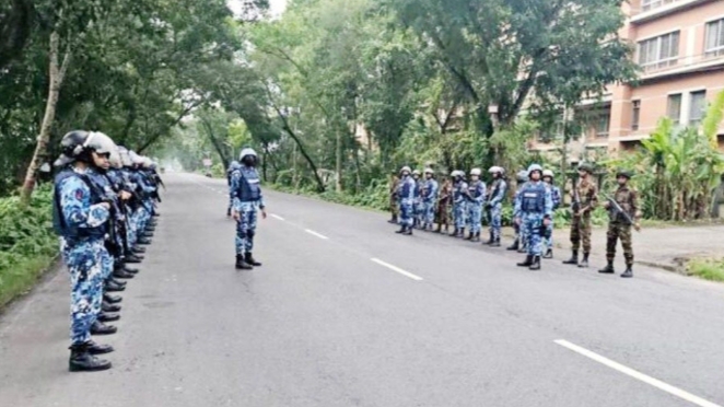 কারফিউ চলছে, থমথমে গোপালগঞ্জ আইন-শৃঙ্খলা বাহিনী সতর্ক পাহারায় কারফিউ চলছে, থমথমে গোপালগঞ্জ আইন-শৃঙ্খলা বাহিনী সতর্ক পাহারায়