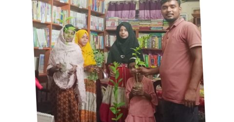 শিবগঞ্জে বিনামূল্যে বই ও রাস্তার ধারে গাছ লাগিয়ে আনন্দ পাই বই প্রেমিক নাহিদ 