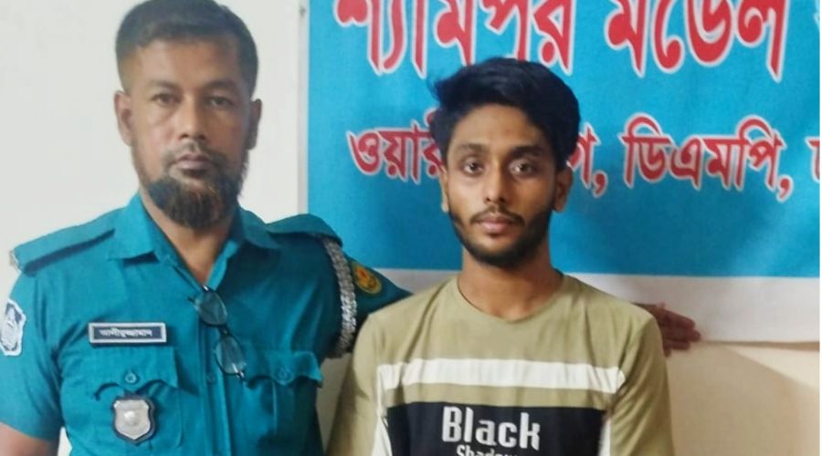 আজকের হরতালে রাজধানীর শ্যামপুরে নাশকতার চেষ্টা: দুই বোতল পেট্রোলসহ এক দুর্বৃত্ত গ্রেফতার আজকের হরতালে রাজধানীর শ্যামপুরে নাশকতার চেষ্টা: দুই বোতল পেট্রোলসহ এক দুর্বৃত্ত গ্রেফতার