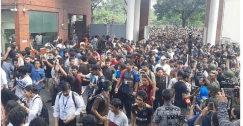 সচিবালয়ের সামনে শিক্ষার্থীদের লাঠিপেটা: আহত ৩৫ জনকে নেওয়া হয়েছে ঢাকা মেডিকেলে