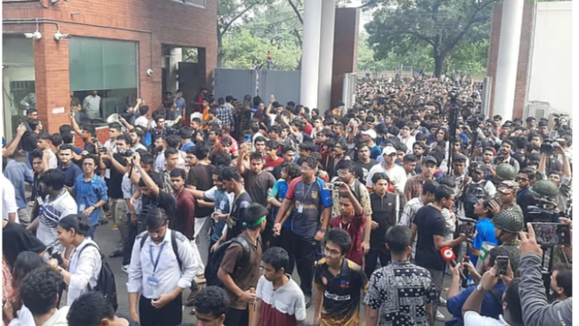 সচিবালয়ের সামনে শিক্ষার্থীদের লাঠিপেটা: আহত ৩৫ জনকে নেওয়া হয়েছে ঢাকা মেডিকেলে সচিবালয়ের সামনে শিক্ষার্থীদের লাঠিপেটা: আহত ৩৫ জনকে নেওয়া হয়েছে ঢাকা মেডিকেলে