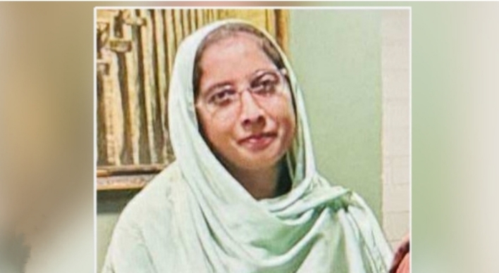 নিজের জীবন উৎসর্গ করে বাবা-মায়ের কবরের পাশে চির নিদ্রায় শায়িত হলেন মাহেরিন চৌধুরী নিজের জীবন উৎসর্গ করে বাবা-মায়ের কবরের পাশে চির নিদ্রায় শায়িত হলেন মাহেরিন চৌধুরী