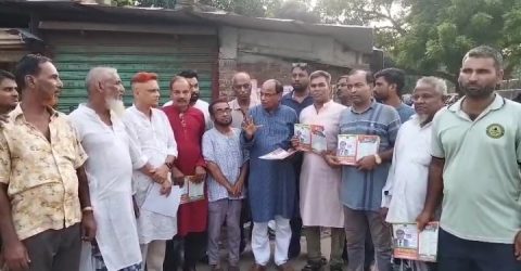 চাঁপাইনবাবগঞ্জে বিএনপির গণসংযোগ কার্যক্রমে লিফলেট বিতরণ