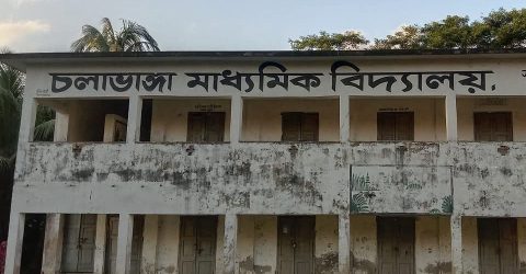 আমতলীতে অ্যাডহক কমিটির সভাপতি মনোনীত করতে সহকারী শিক্ষকের নির্দেশে তান্ডব