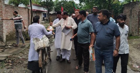চাঁপাইনবাবগঞ্জে বিএনপির গণসংযোগ কার্যক্রমে লিফলেট বিতরণ