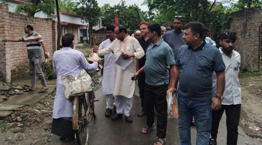 চাঁপাইনবাবগঞ্জে বিএনপির গণসংযোগ কার্যক্রমে লিফলেট বিতরণ