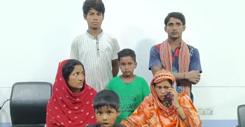 চাঁপাইনবাবগঞ্জে ছয় ভারতীয় নাগরিক আটক