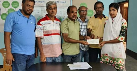 আমতলীতে ফ্রি ল্যান্সিং প্রশিক্ষন প্রাপ্ত সদস্যদের মাঝে চেক বিতরণ