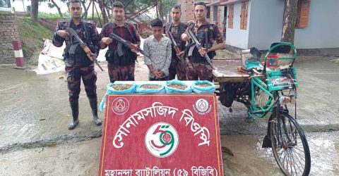 সোনামসজিদ সীমান্তে ৩.৭ কেজি গাঁজা ও ব্যাটারি চালিত ভ্যানসহ ১ জন আটক সোনামসজিদ সীমান্তে ৩.৭ কেজি গাঁজা ও ব্যাটারি চালিত ভ্যানসহ ১ জন আটক
