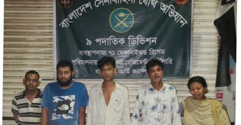 যাত্রাবাড়ীতে যৌথবাহিনীর অভিযানে মাদকদ্রব্য ও নগদ অর্থ উদ্ধার, পাঁচজন আটক