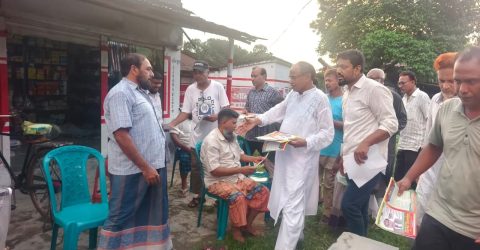 চাঁপাইনবাবগঞ্জে জনাব তারেক রহমান ঘোষিত ৩১ দফার লিফলেট বিতরণ ও গণসংযোগ করছেন গোলাম জাকারিয়া