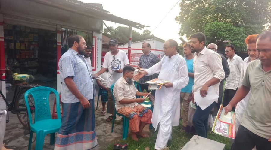 চাঁপাইনবাবগঞ্জে জনাব তারেক রহমান ঘোষিত ৩১ দফার লিফলেট বিতরণ ও গণসংযোগ করছেন গোলাম জাকারিয়া