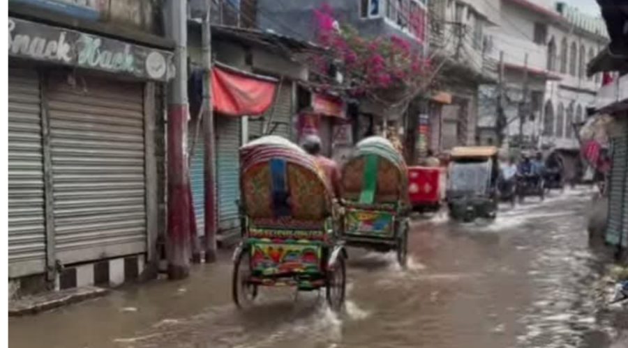 জুরাইনের মুরাদপুর মাদ্রাসা রোডে জলাবদ্ধতায় স্থায়ী দুর্ভোগ, এক দিনের বৃষ্টিতে এক সপ্তাহ পানিবন্দী জীবন