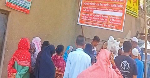 নারিন্দায় ডিলার জহিরুলের ওএমএসের পণ্য বাহিরে বিক্রির অভিযোগ: ক্ষুব্ধ সাধারণ মানুষ