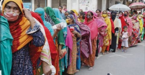 ঢাকা রেশনিং-এ ডিলারদের বিরোধ ও মামলার জেরে বন্ধ ওএমএস কার্যক্রম: বিপাকে হতদরিদ্র মানুষ