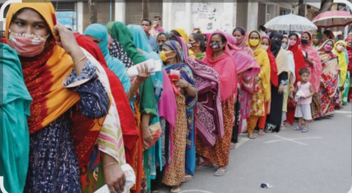 ঢাকা রেশনিং-এ ডিলারদের বিরোধ ও মামলার জেরে বন্ধ ওএমএস কার্যক্রম: বিপাকে হতদরিদ্র মানুষ