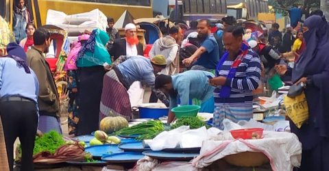 মীরহাজীরবাগে সড়ক ও ফুটপাতে বসে কাঁচাবাজার, নিত্যদিনের যানজটে জনভোগান্তি