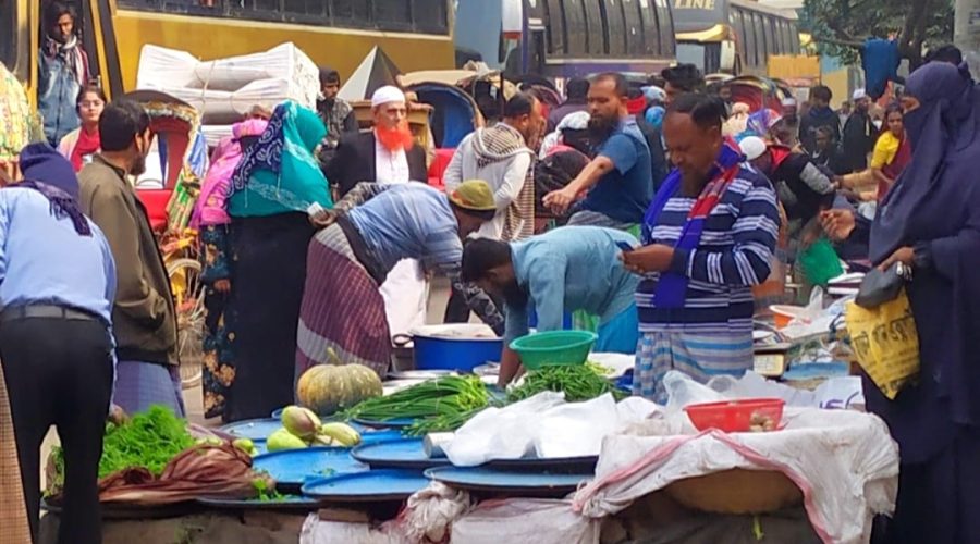মীরহাজীরবাগে সড়ক ও ফুটপাতে বসে কাঁচাবাজার, নিত্যদিনের যানজটে জনভোগান্তি
