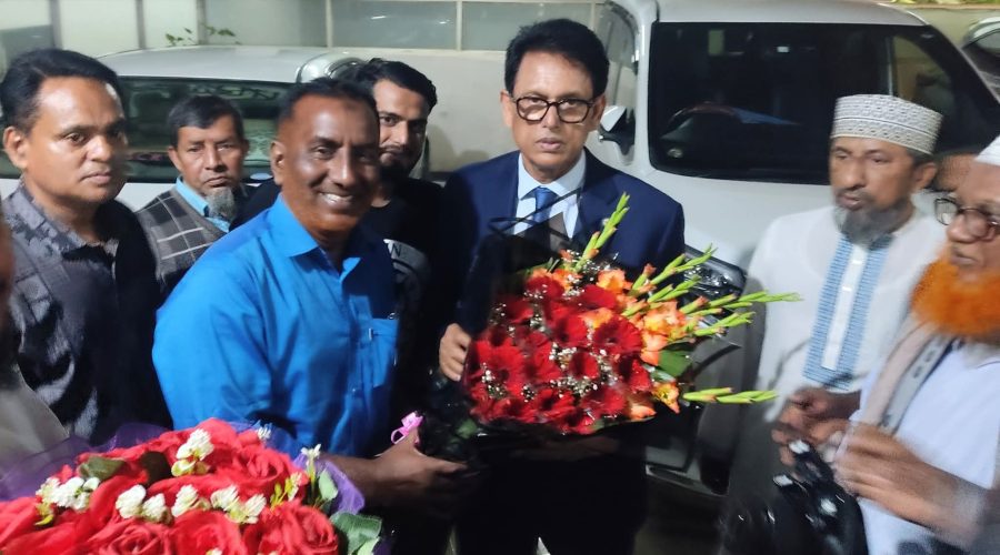 শিক্ষামন্ত্রী ড. আ ন ম এহসানুল হক মিলনকে ফুলেল শুভেচ্ছা জানালেন সাংবাদিক খোরশেদ আলম