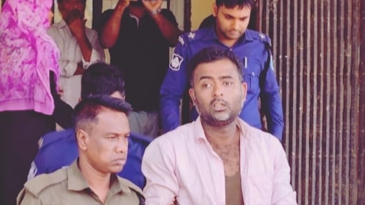 পটিয়া ভূমি অফিসে দালাল আটক, জেল হাজতে প্রেরণ