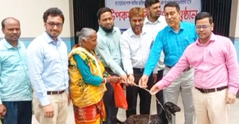 পাঁচবিবিতে ক্ষুদ্র নৃগোষ্ঠীর মাঝে ছাগল বিতরণ