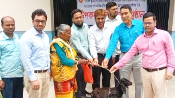 পাঁচবিবিতে ক্ষুদ্র নৃগোষ্ঠীর মাঝে ছাগল বিতরণ