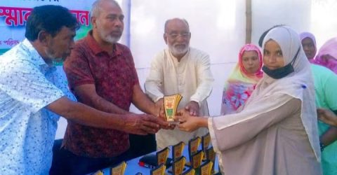 কুড়িগ্রাম জেলার হলোখানা ইউনিয়নে ‘চ্যাম্পিয়ন মায়েদের’ সম্মাননা স্মারক প্রদান
