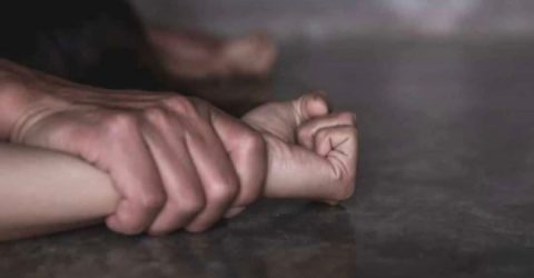 স্বর্ণ ফেরত দিতে গিয়ে নারীর শ্লীলতাহানির অভিযোগ