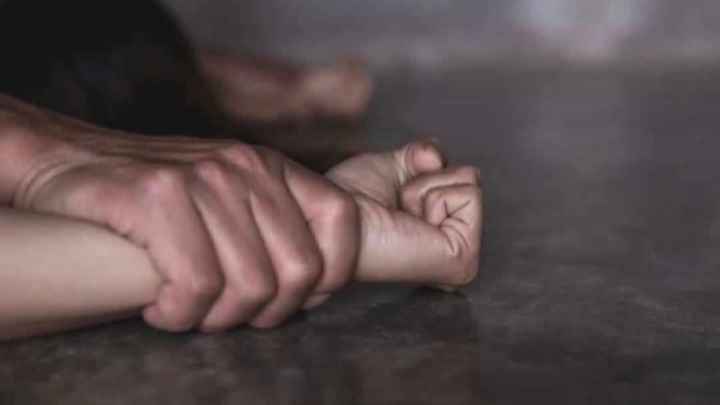 স্বর্ণ ফেরত দিতে গিয়ে নারীর শ্লীলতাহানির অভিযোগ
