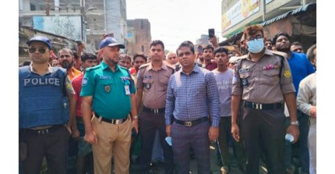 জুরাইনে সিটি করপোরেশনের ব্যাপক উচ্ছেদ অভিযান, ভাঙা হলো দোকান ও রেস্তোরাঁর ছাউনি