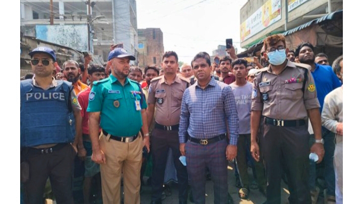 জুরাইনে সিটি করপোরেশনের ব্যাপক উচ্ছেদ অভিযান, ভাঙা হলো দোকান ও রেস্তোরাঁর ছাউনি