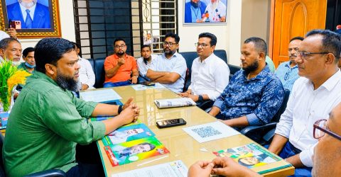 আলহাজ্ব সালাউদ্দিন আহমেদের মৃত্যুতে তার পরিবারের প্রতি শোক ও সমবেদনা জানাতে তানভীর আহমেদ রবিনের সাথে স্থানীয় সাংবাদিকদের সাক্ষাৎ 