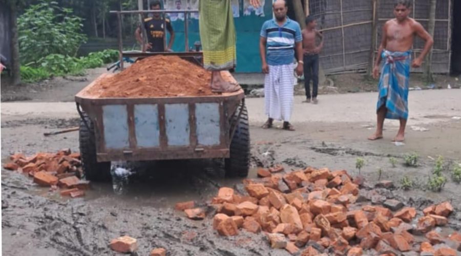 বৈলর বাঁশ কুড়িতে নিজ অর্থায়নে রাস্তাঘাট মেরামত করছেন আতাউর রহমান সোহেল খান