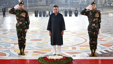 একুশের প্রথম প্রহরে কেন্দ্রীয় শহীদ মিনার-এ ফুল দিয়ে ভাষা শহীদদের প্রতি গভীর শ্রদ্ধা নিবেদন করেছেন রাষ্ট্রপতি ও প্রধানমন্ত্রী