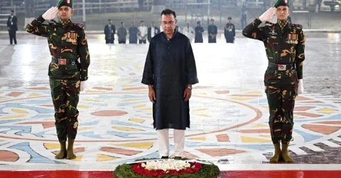 একুশের প্রথম প্রহরে কেন্দ্রীয় শহীদ মিনার-এ ফুল দিয়ে ভাষা শহীদদের প্রতি গভীর শ্রদ্ধা নিবেদন করেছেন রাষ্ট্রপতি ও প্রধানমন্ত্রী