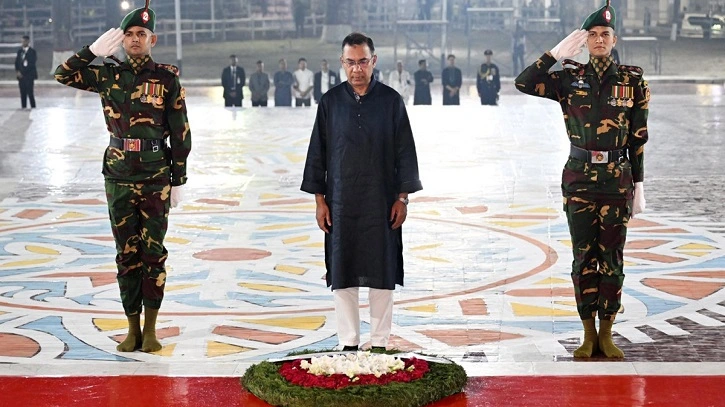 একুশের প্রথম প্রহরে কেন্দ্রীয় শহীদ মিনার-এ ফুল দিয়ে ভাষা শহীদদের প্রতি গভীর শ্রদ্ধা নিবেদন করেছেন রাষ্ট্রপতি ও প্রধানমন্ত্রী