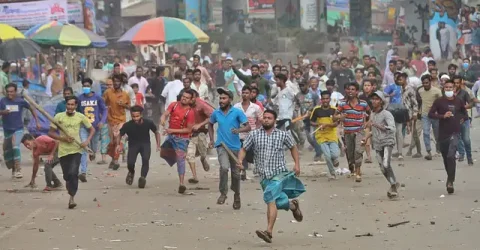 জুরাইনে ব্যাটারি রিকশাচালকদের সাথে পুলিশের সঙ্গে সংঘর্ষ