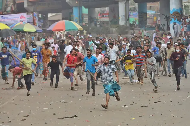 জুরাইনে ব্যাটারি রিকশাচালকদের সাথে পুলিশের সঙ্গে সংঘর্ষ