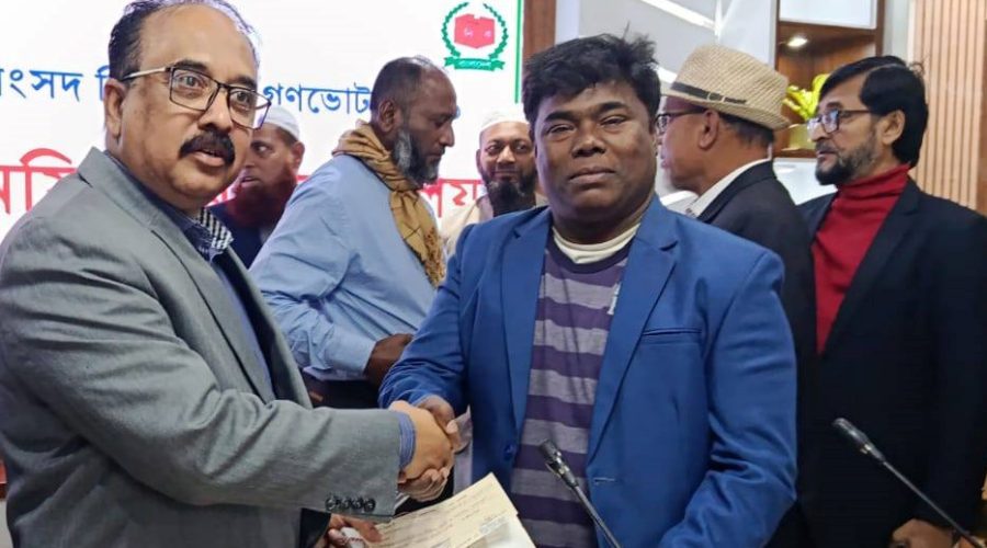 ত্রয়োদশ জাতীয় সংসদ নির্বাচনে ঢাকা-৪ আসনে সাহেল আহম্মেদ সোহেলের মনোনয়নপত্র দাখিল