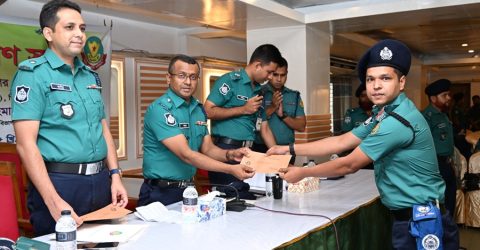 ডিসি আজাদ রহমানের নেতৃত্বে রাজধানীর সড়কে শৃঙ্খলা ফেরাতে নিরলস ট্রাফিক ওয়ারী