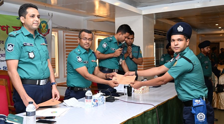 ডিসি আজাদ রহমানের নেতৃত্বে রাজধানীর সড়কে শৃঙ্খলা ফেরাতে নিরলস ট্রাফিক ওয়ারী