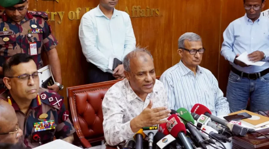 মারণাস্ত্র পুলিশের হাতে থাকবে না, অস্ত্র থাকবে আর্মড পুলিশ ব্যাটালিয়ন সদস্যদের হাতে- স্বরাষ্ট্র উপদেষ্টা মারণাস্ত্র পুলিশের হাতে থাকবে না, অস্ত্র থাকবে আর্মড পুলিশ ব্যাটালিয়ন সদস্যদের হাতে- স্বরাষ্ট্র উপদেষ্টা