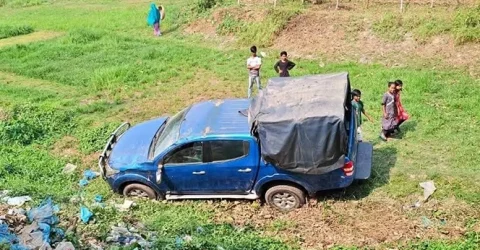 পুলিশের গাড়ি খাদে