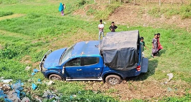 পুলিশের গাড়ি খাদে