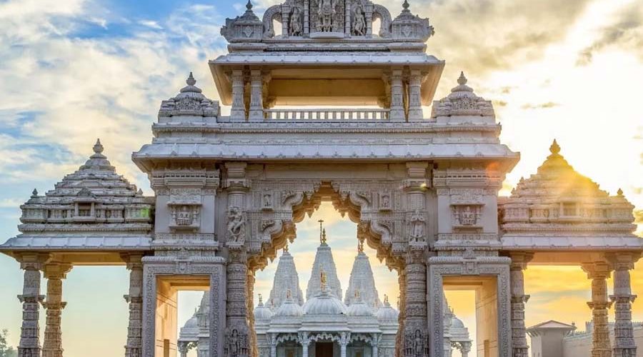 মন্দির ভাঙার হুমকির প্রতিবাদে সিরাজদিখানে মানববন্ধন ও বিক্ষোভ, দোষীদের শাস্তির দাবি